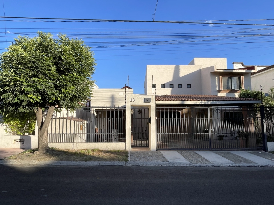 Excelente casa en venta prácticamente de un nivel