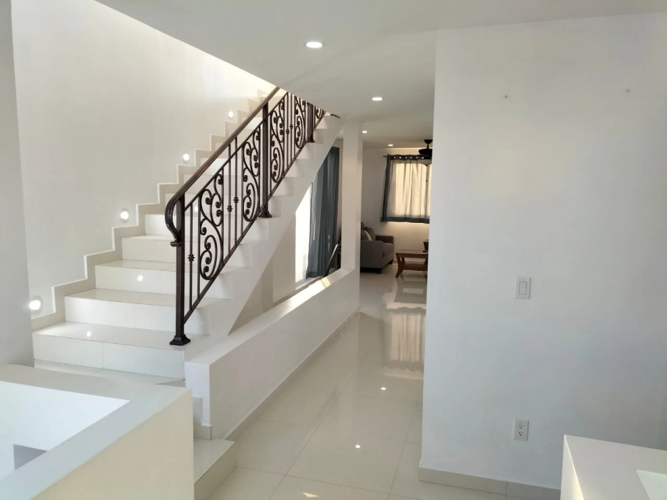 PRECIOSA CASA EN PUNTA AZUL RESIDENCIAL ROSARITO D 3 NIVELES