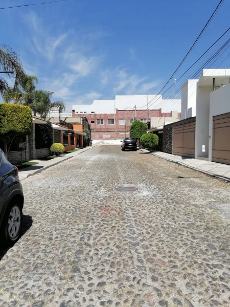 EN UN SOLO NIVEL AMPLIA CASA CON JARDÍN CERCA DEL CENTRO