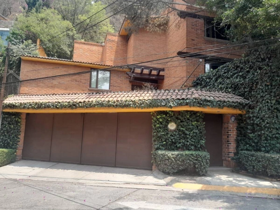 SE VENDE BONITA CASA EN LOMAS DE TECAMACHALCO