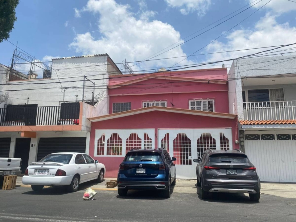 SE VENDE CASA CON EXCELENTE UBICACIÓN EN TLALNEPANTLA