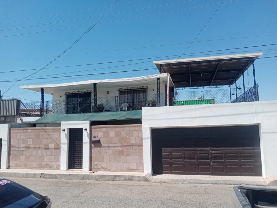 En venta casa de 7 recamaras y amplios espacios.