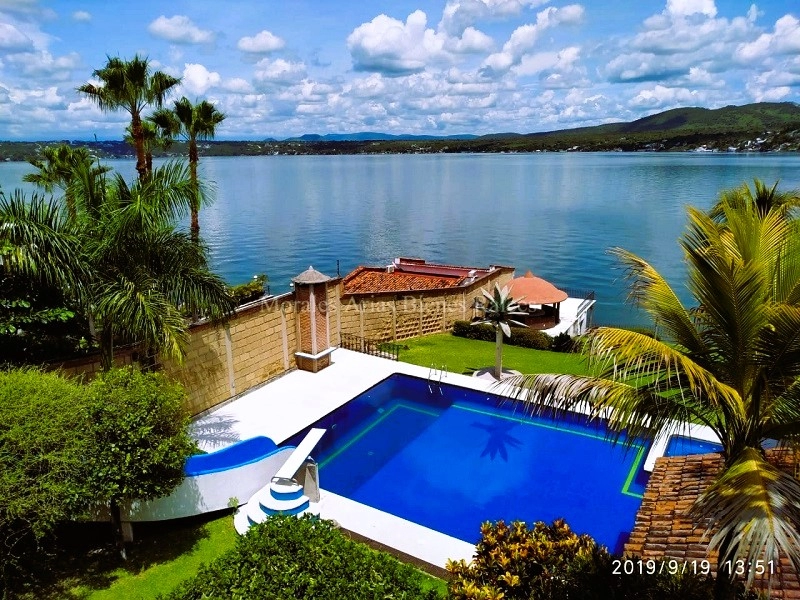 A orilla del Lago de Tequesquitengo hermosa casa en venta.