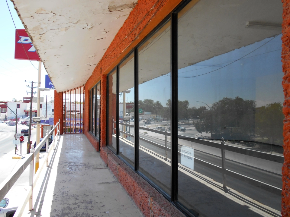 LOCAL COMERCIAL EN RENTA, PLANTA ALTA, 100 M2. $12,000 C/U