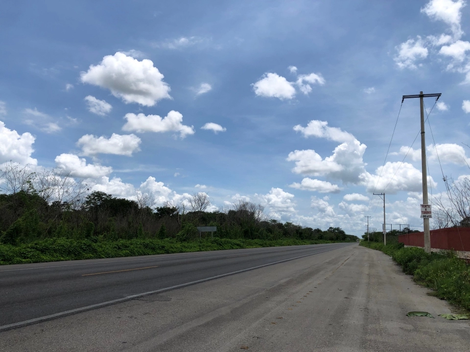 Mérida-Chicxulub costa playa, Terreno a pie de carretera 