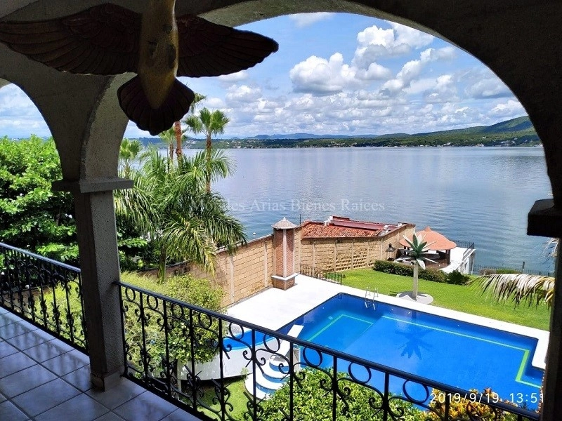 Casa sola en venta a orilla del Lago de Tequesquitengo.