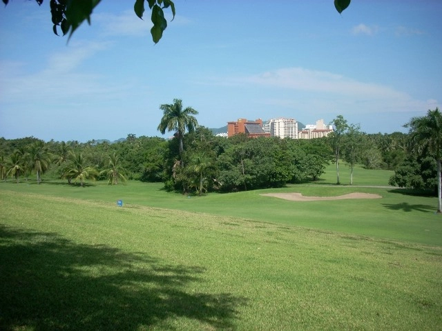 Ixtapa frente Campo de Golf 1850.51 mts terreno en Venta 