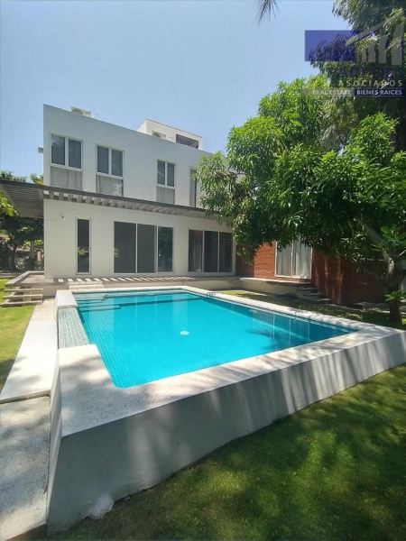 C114 Casa Venta con piscina 4 recámaras Paseo de Viveros 