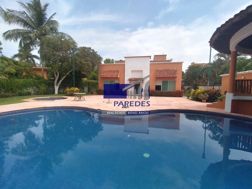 C105 Venta Casa 7 recamaras piscina frente Campo de Golf