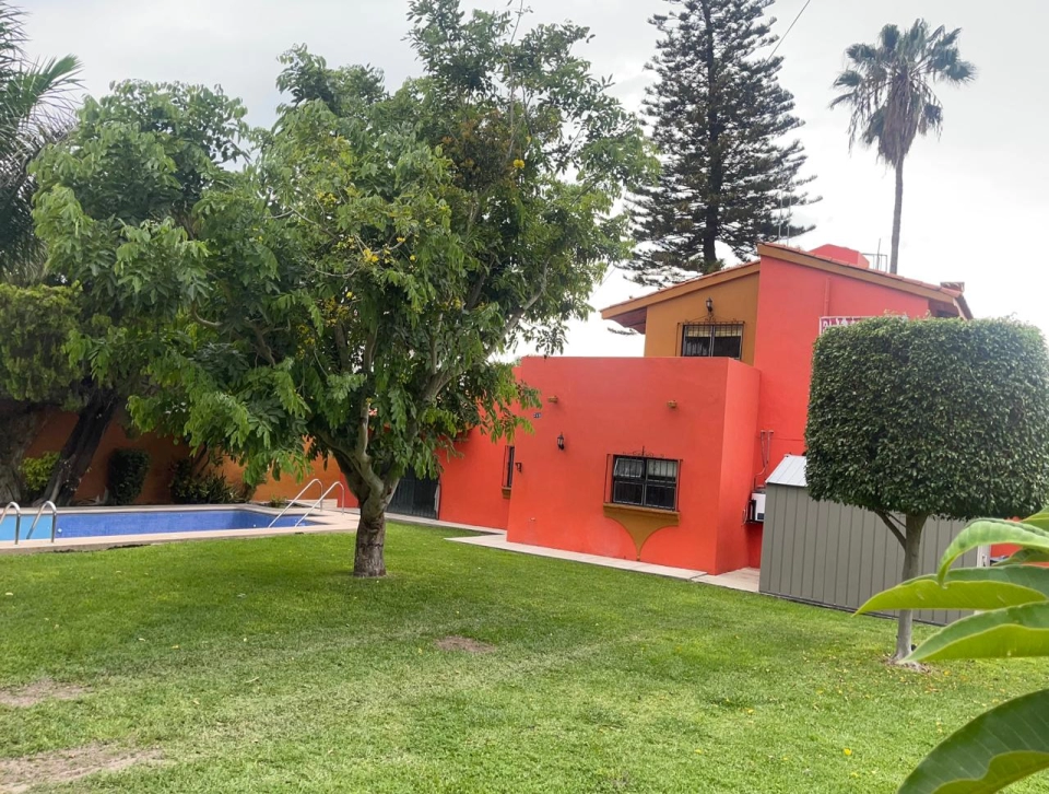 " Hermosa Casa con Alberca y Mucho Jardin En Roca Azul"