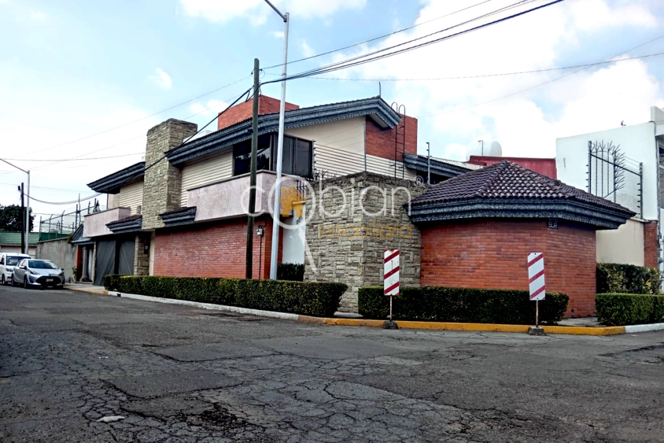 RESIDENCIA CON ALBERCA EN ESQUINA FRACC. ESTRELLA DEL SUR