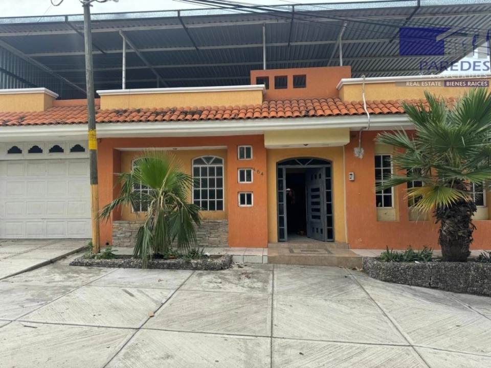 C165 Casa en venta 4 recámaras Lomas de Palmira Apatzingan