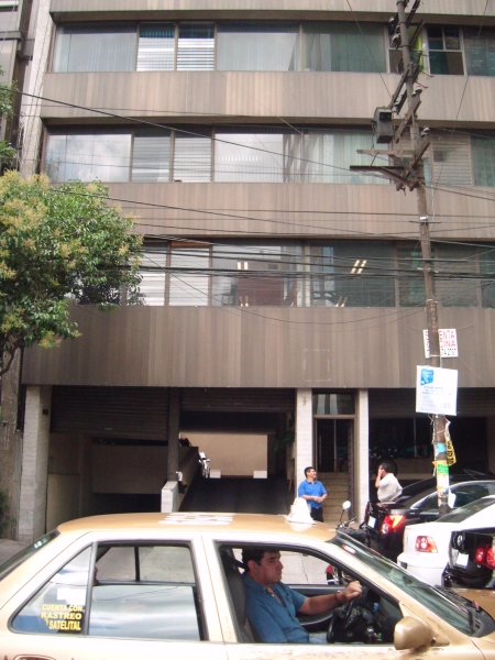 Rento oficinas frente al W.T,C. exelente ubicacion