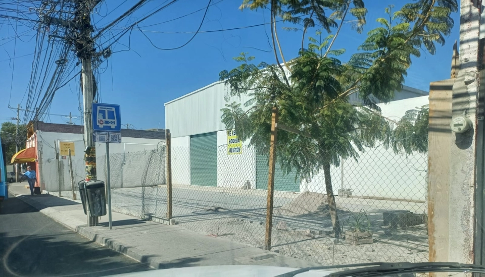 LOCAL COMERCIAL NUEVO EN RENTA 324 M2 de loca más 8 Cajones