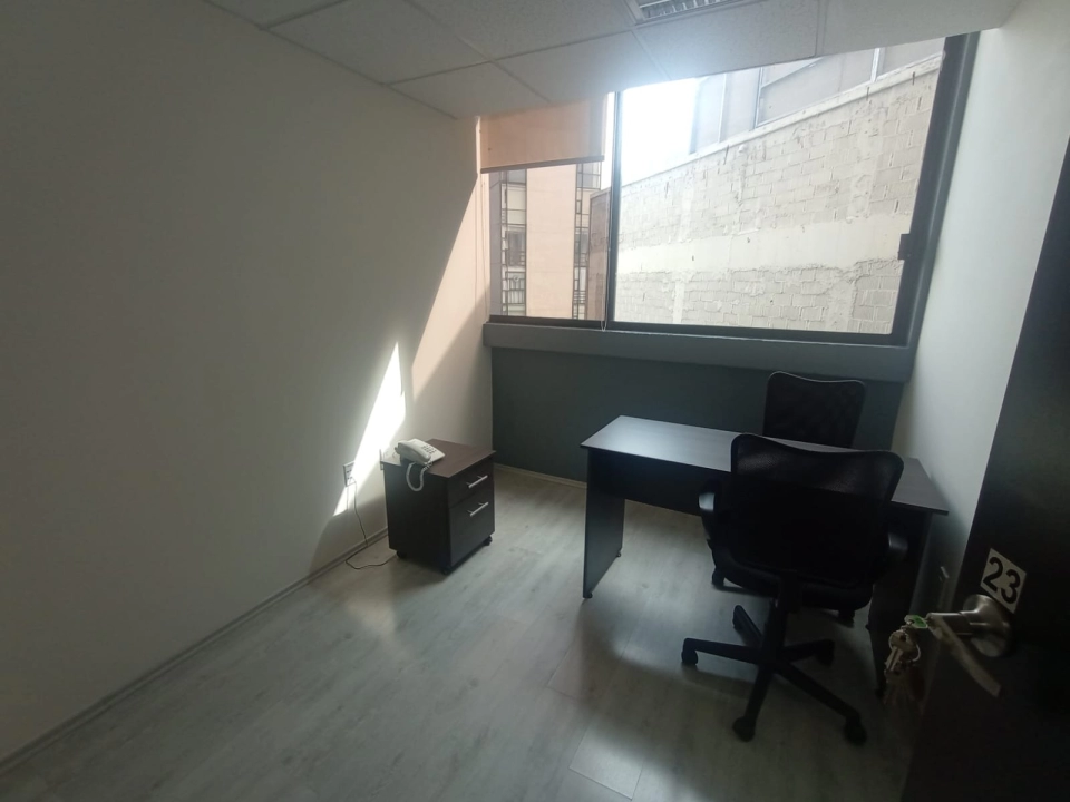 Oficina de 8 m2 con ventana, mobiliario, recepción y más..