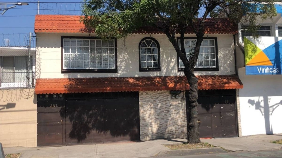 SE VENDE CASA CON EXCELENTE UBICACIÓN EN AZCAPOTZALCO