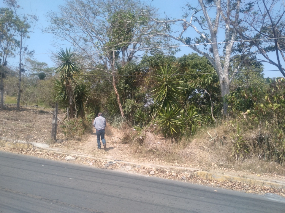 Magnifico terreno cerca pueblo con arroyo rio junto