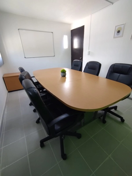 SALA DE JUNTAS CON AMBIENTE CORPORATIVO